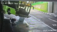 Singapur: Fahrer wird aus Bus geschleudert – und hat..