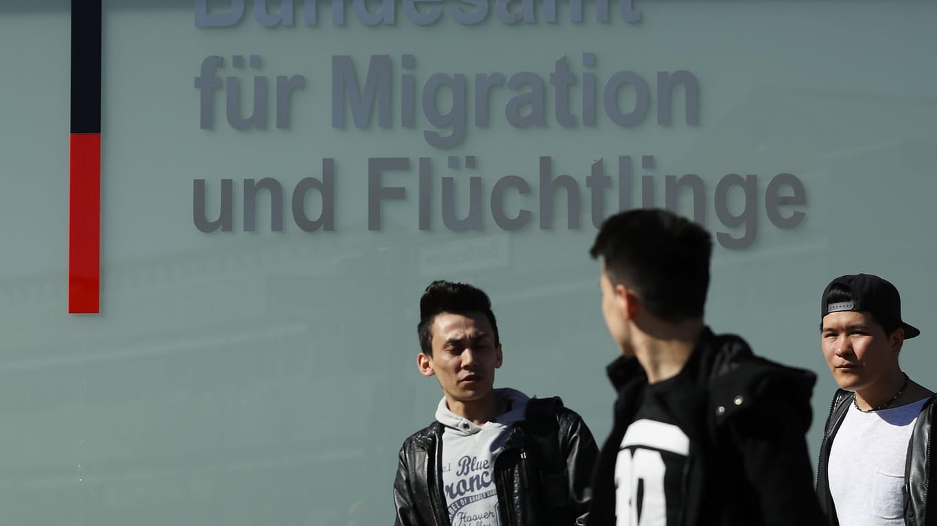 Junge Afghanen vor dem Bundesamt für Migration in Berlin: Nun fordert die afghanische Regierung einen Abschiebestopp.