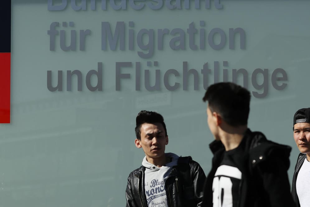 Junge Afghanen vor dem Bundesamt für Migration in Berlin: Nun fordert die afghanische Regierung einen Abschiebestopp.
