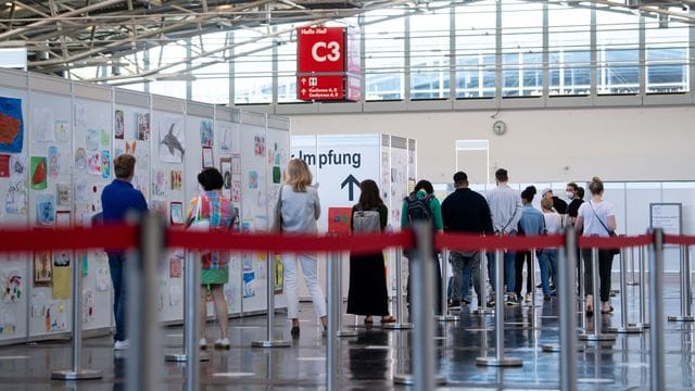 Warten auf die Spritze an der Messe München (Archivbild): Hier war das Impfzentrum zuerst untergebracht. Warten auf die Spritze an der Messe München (Archivbild): Hier war das Impfzentrum zuerst untergebracht.