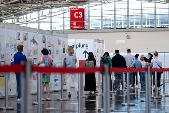 Warten auf die Spritze an der Messe München (Archivbild): Hier war das Impfzentrum zuerst untergebracht.