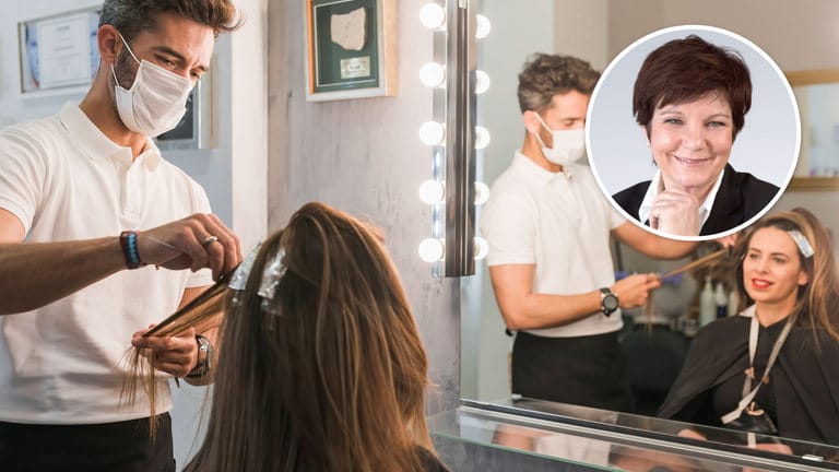 Ein Friseur färbt seiner Kundin die Haare (Symbolbild): Die Corona-Krise hat gezeigt, wie wichtig dieser Beruf ist, sagt Kolumnistin Ursula Weidenfeld.