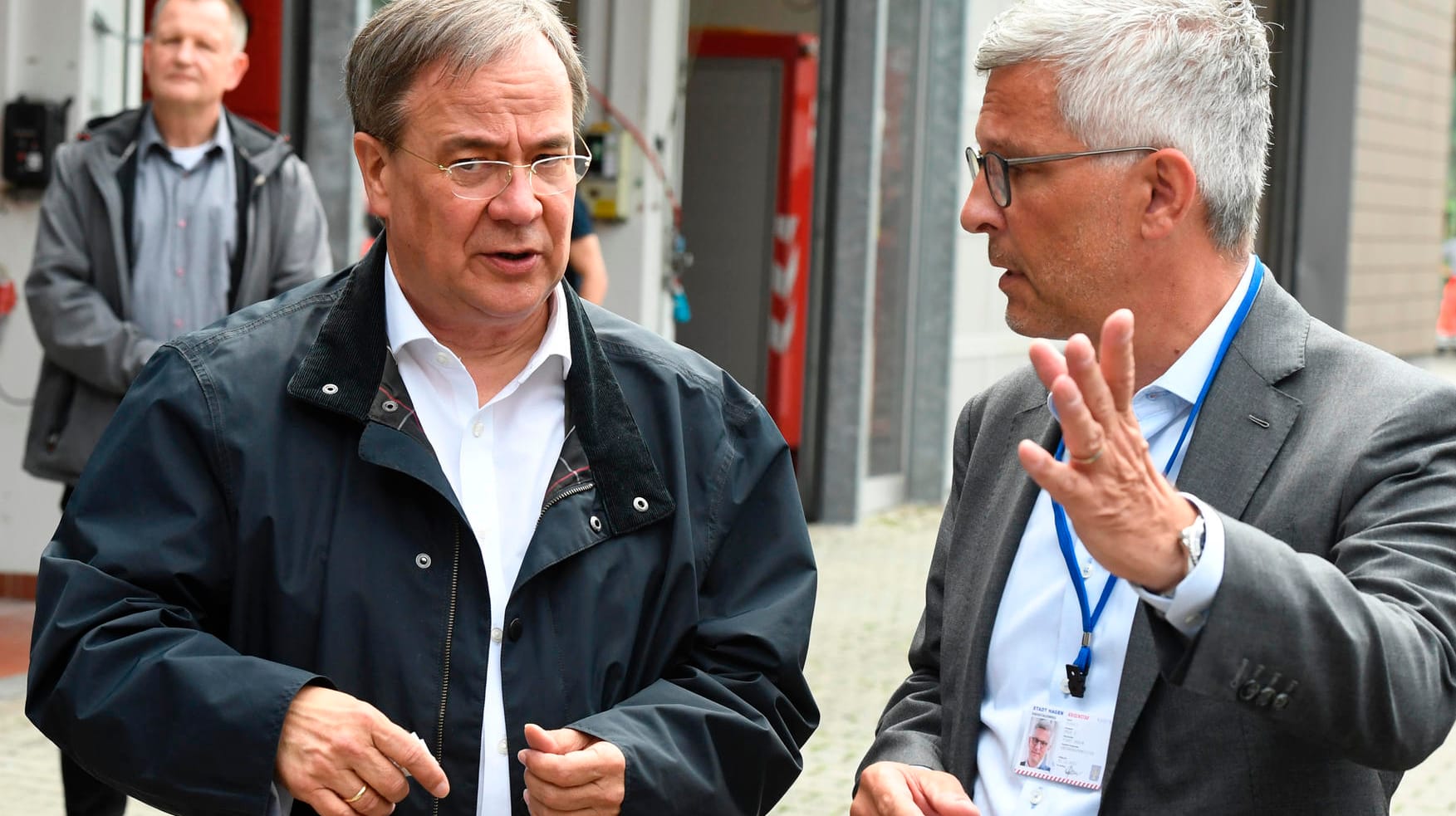 NRW-Ministerpräsident Armin Laschet mit dem Hagener Oberbürgermeister Erik O. Schulz: Für eine bessere Medienwirkung sollte der Empfang in der überfluteten Stadt einem Bericht zufolge ins Rathaus verlegt werden.