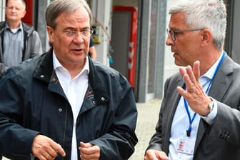 NRW-Ministerpräsident Armin Laschet mit dem Hagener Oberbürgermeister Erik O. Schulz: Für eine bessere Medienwirkung sollte der Empfang in der überfluteten Stadt einem Bericht zufolge ins Rathaus verlegt werden.