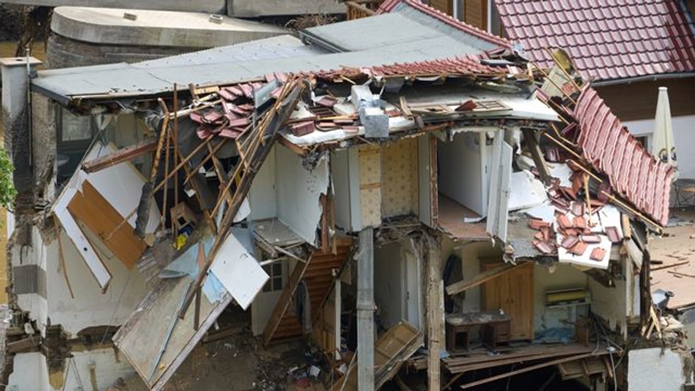 Häuser im Ahrtal im Ortsteil Walporzheim sind zerstört.