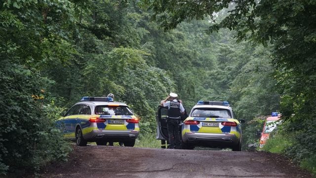 Nach dem Absturz mit drei Toten bei Böblingen dauern die Ermittlungen zur Ursache des Unglücks weiter an. Nach dem Absturz mit drei Toten bei Böblingen dauern die Ermittlungen zur Ursache des Unglücks weiter an.
