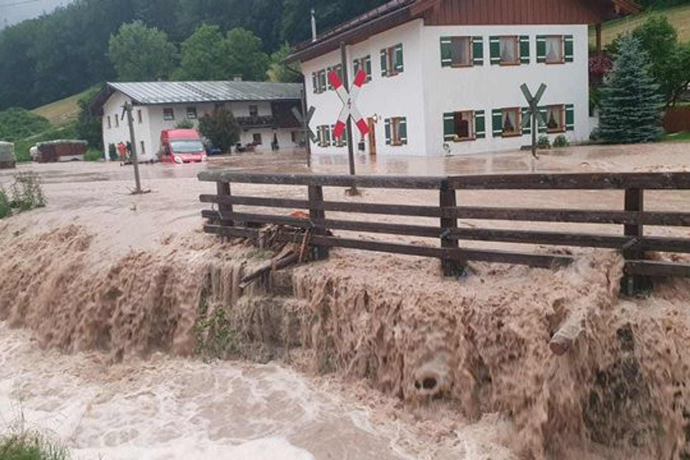 Der Landkreis Berchtesgadener Land hat nach starkem Regen den Katastrophenfall ausgerufen.