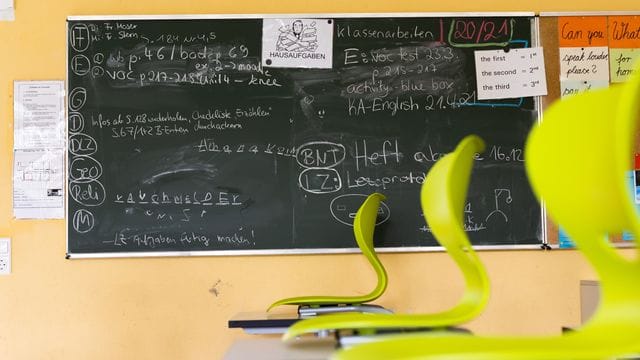 Forscher haben herausgefunden, dass bei Wechselunterricht die zufällige Verteilung einer Klasse auf zwei Gruppen wenig effektiv im Kampf gegen das Virus ist. Forscher haben herausgefunden, dass bei Wechselunterricht die zufällige Verteilung einer Klasse auf zwei Gruppen wenig effektiv im Kampf gegen das Virus ist.