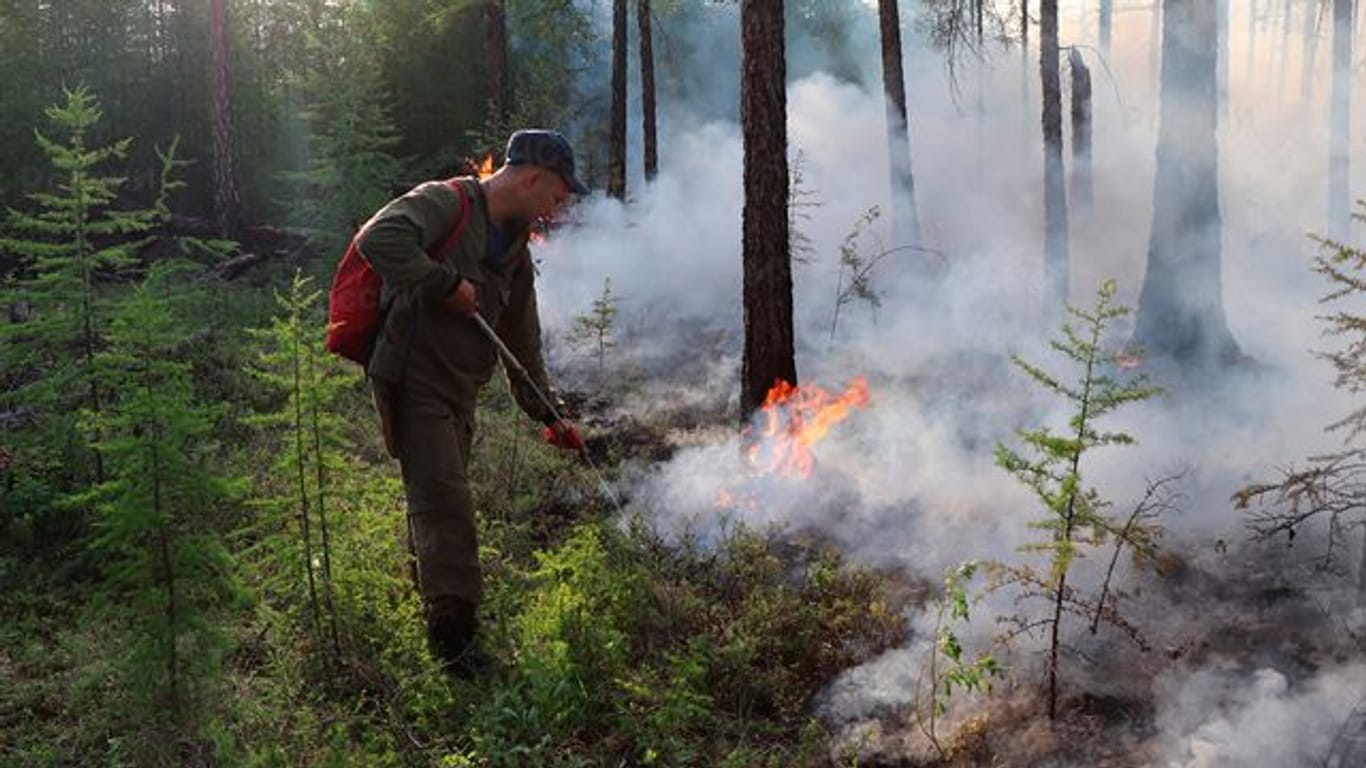 Ein Feuerwehrmann bei Löscharbeiten in der Region Jakutien.