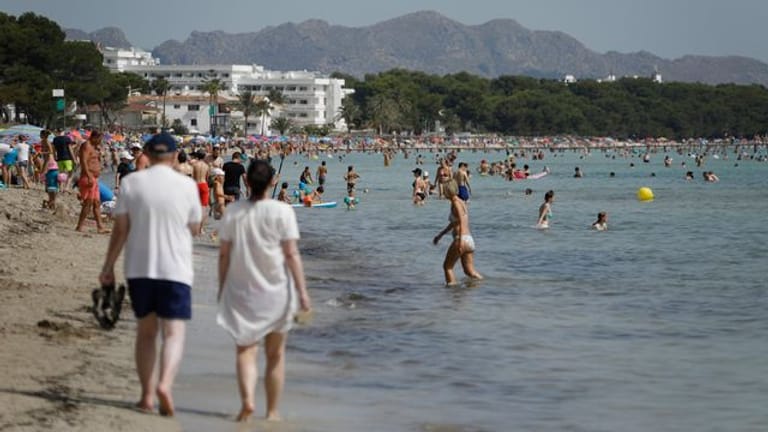 Der Strand Playa de Muro im Norden von Mallorca ist gut besucht.