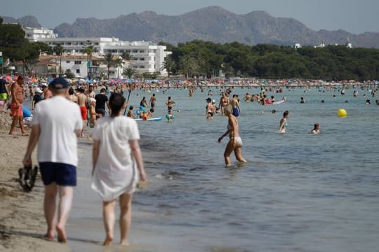 Der Strand Playa de Muro im Norden von Mallorca ist gut besucht.