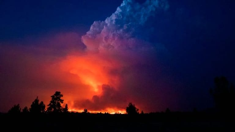 Flammen und Rauch des "Bootleg"-Feuers im US-Bundesstaat Oregon.
