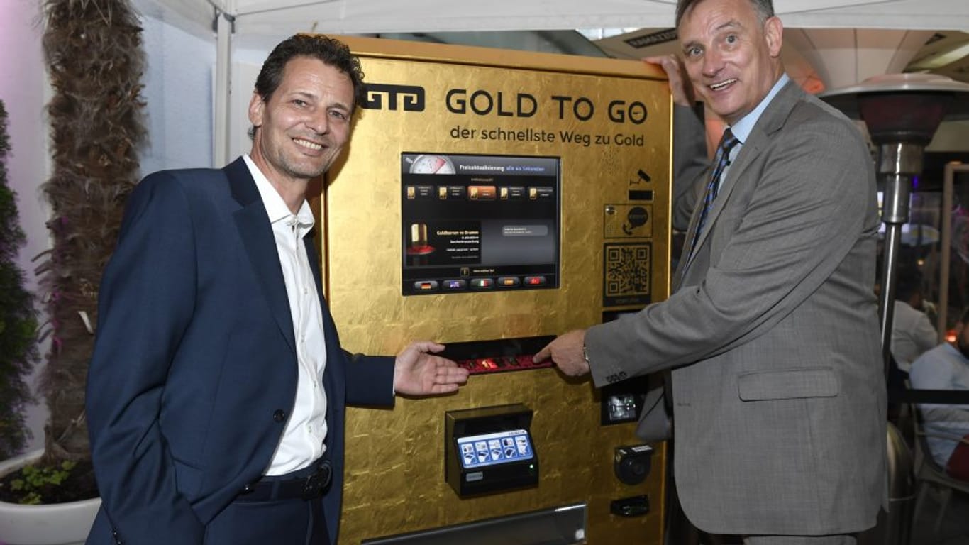 Mitarbeiter von "Gold to Go" zeigen den Goldautomaten in München: Unter den ersten Kunden waren Prominente wie Wolfgang Niersbach und Giulia Siegel.