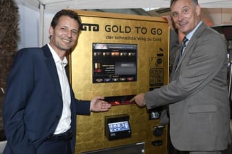 Mitarbeiter von "Gold to Go" zeigen den Goldautomaten in München: Unter den ersten Kunden waren Prominente wie Wolfgang Niersbach und Giulia Siegel.