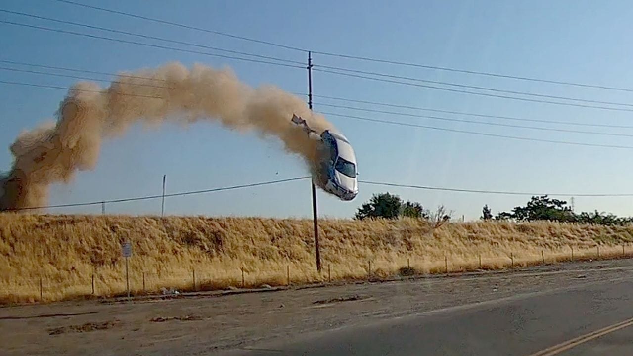 15 Meter in die Luft katapultiert: Dashcam filmt schockierenden Unfall 15 Meter in die Luft katapultiert: Dashcam filmt schockierenden Unfall