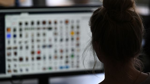 Cyberkriminalität: Eine Polizistin vor einem Auswertungscomputer auf der Suche nach Kinderpornografie und Fällen von sexuellem Missbrauch.