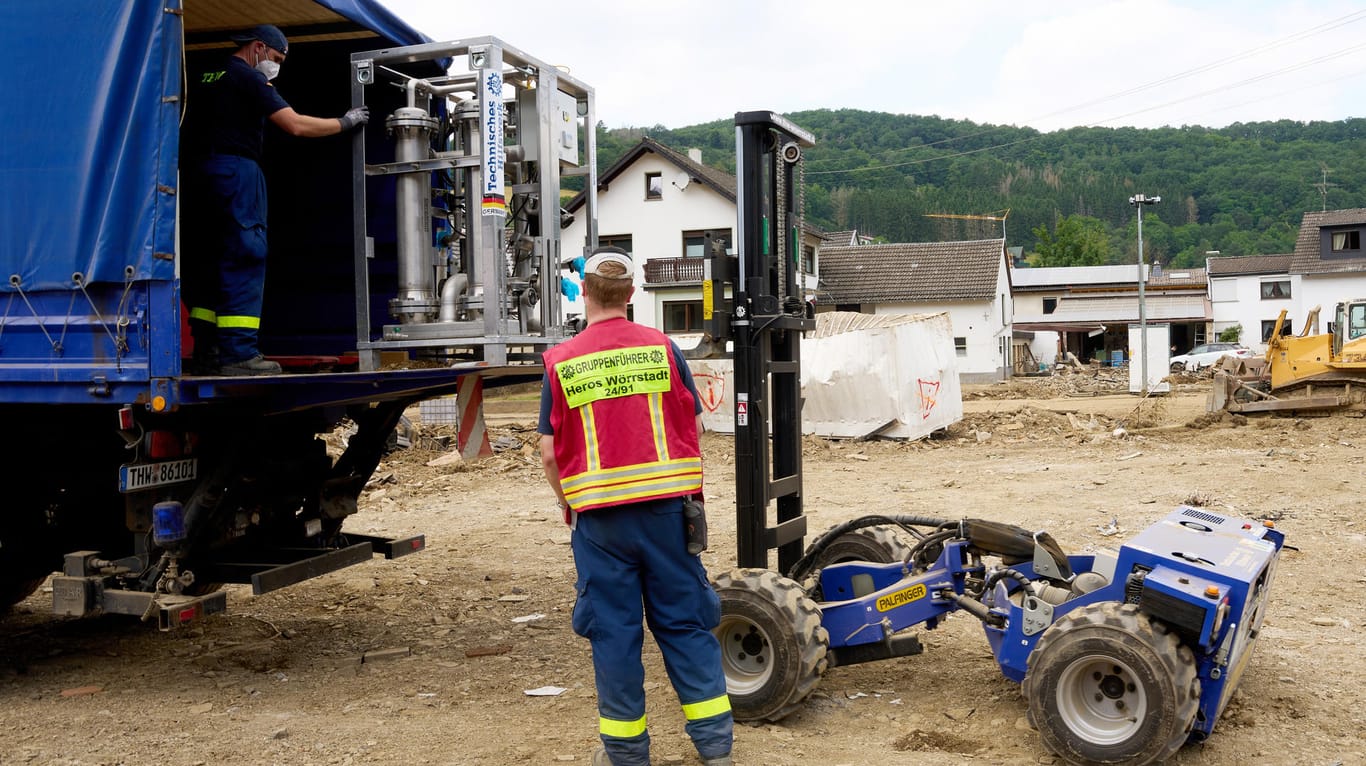 THW-Helfer bauen in Schuld (Rheinland-Pfalz) eine Trinkwasseraufbereitungsanlage ab: Sie soll vor neuem Starkregen geschützt und zu einem höher gelegenen Ort gebracht werden.