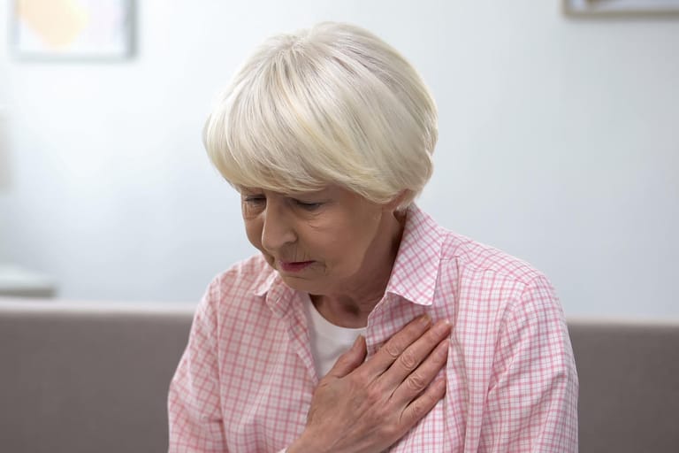 Herzrasen: Die Symptome lassen sich in manchen Fällen einfach beheben.