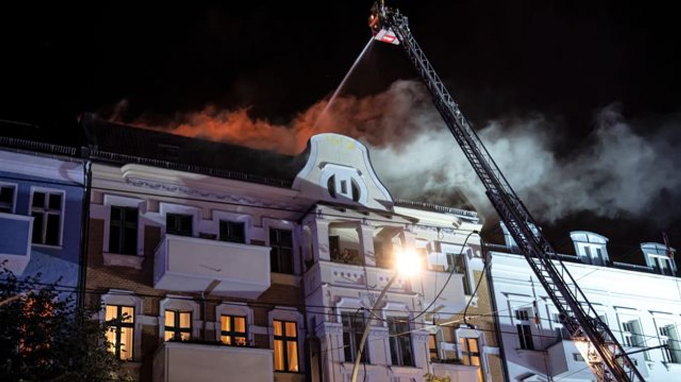 Die Berliner Feuerwehr löscht das Feuer in dem Wohngebäude: 100 Rettungskräfte waren im Einsatz.