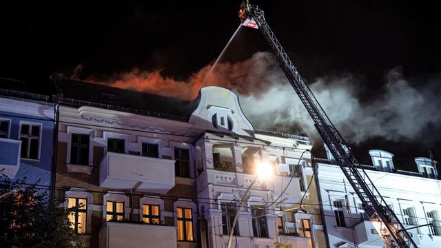 Die Berliner Feuerwehr löscht das Feuer in dem Wohngebäude: 100 Rettungskräfte waren im Einsatz. Die Berliner Feuerwehr löscht das Feuer in dem Wohngebäude: 100 Rettungskräfte waren im Einsatz.