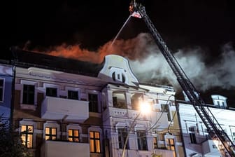 Die Berliner Feuerwehr löscht das Feuer in dem Wohngebäude: 100 Rettungskräfte waren im Einsatz.