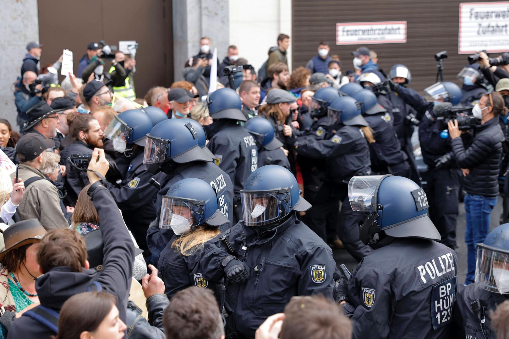 Proteste gegen Corona-Maßnahmen: Am Rande der "Querdenken"-Demonstrationen musst ein Mann ins Krankenhaus eingeliefert werden - nun verstarb er.