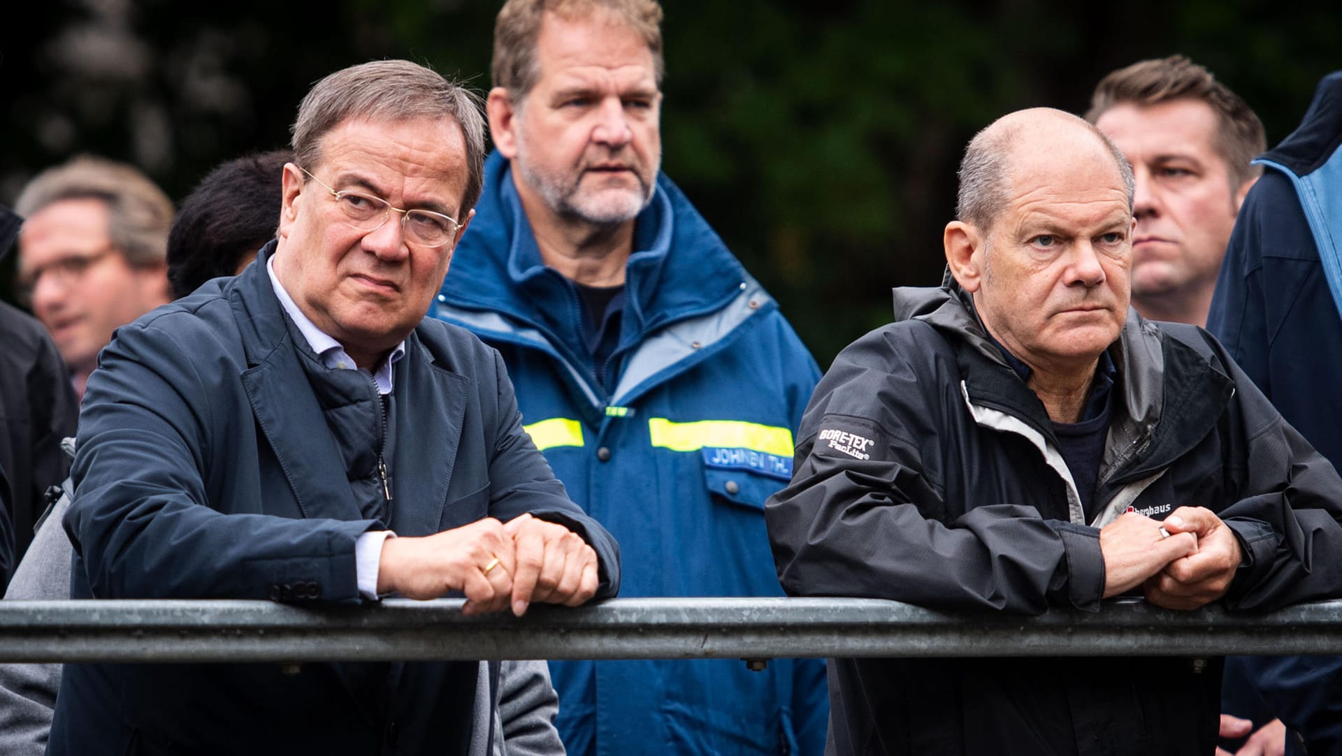 Armin Laschet (CDU, l) und Olaf Scholz (SPD, r) in Stolberg: Die Region wurde vom Hochwasser stark verwüstet.