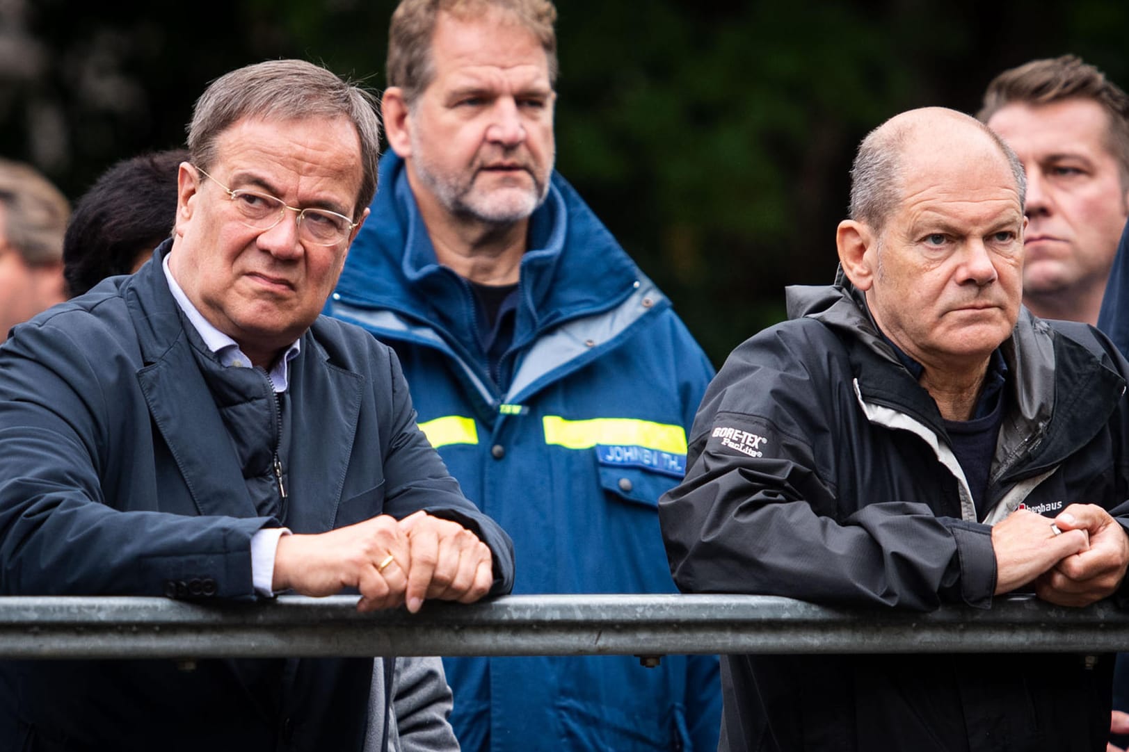 Armin Laschet (CDU, l) und Olaf Scholz (SPD, r) in Stolberg: Die Region wurde vom Hochwasser stark verwüstet.