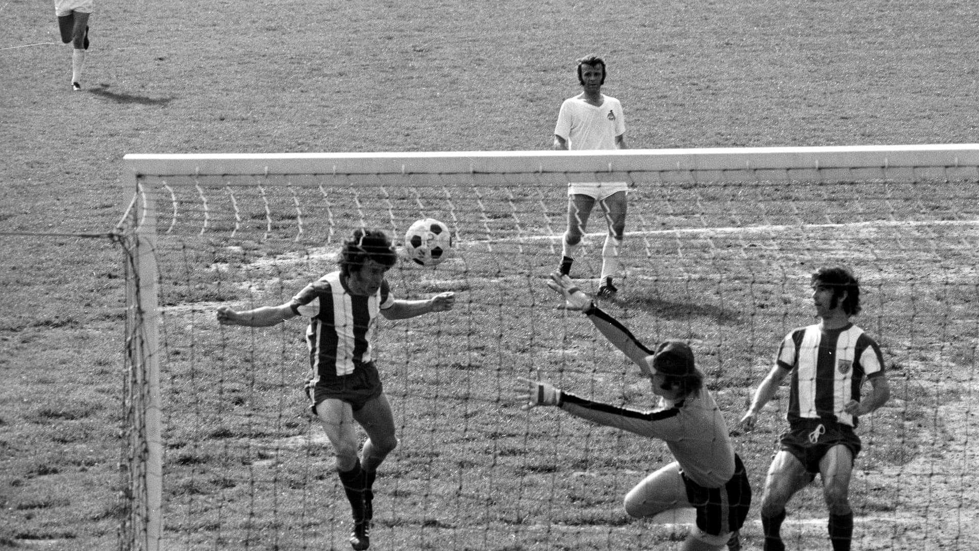 Hier war FC-Torwart Manfred Mangitz zu spät am Ball: Paul Breitner trifft für den FC Bayern München.