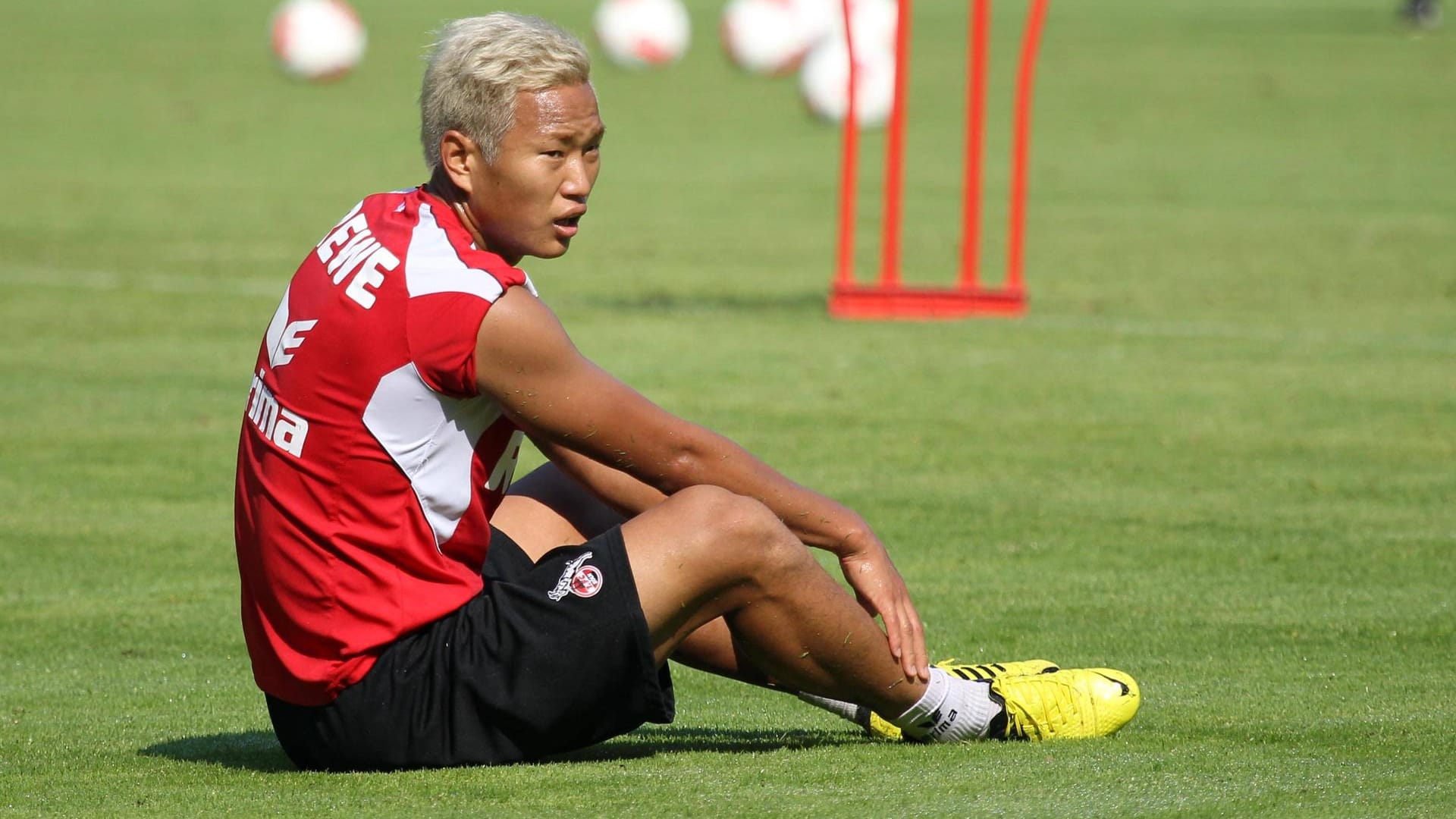 Chong Tese sitzt nach dem Training am Geissbockheim auf dem Rasen: Der Nordkoreaner war als Ersatz für Lukas Podolski nach Köln gekommen.