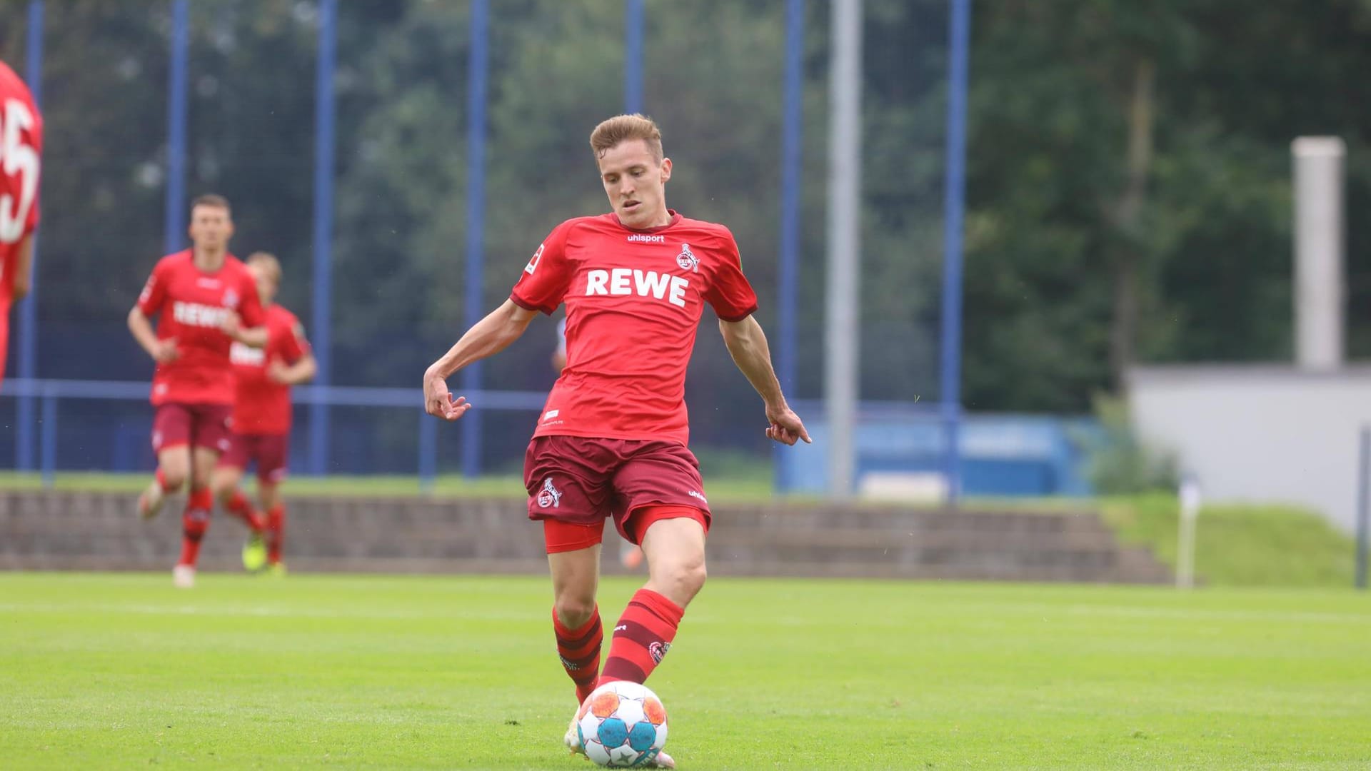 Niklas Hauptmann beim Testspiel gegen den MSV Duisburg im Juli: Nur wenige Tage später sortierte Steffen Baumgart den Mittelfeldspieler aus.