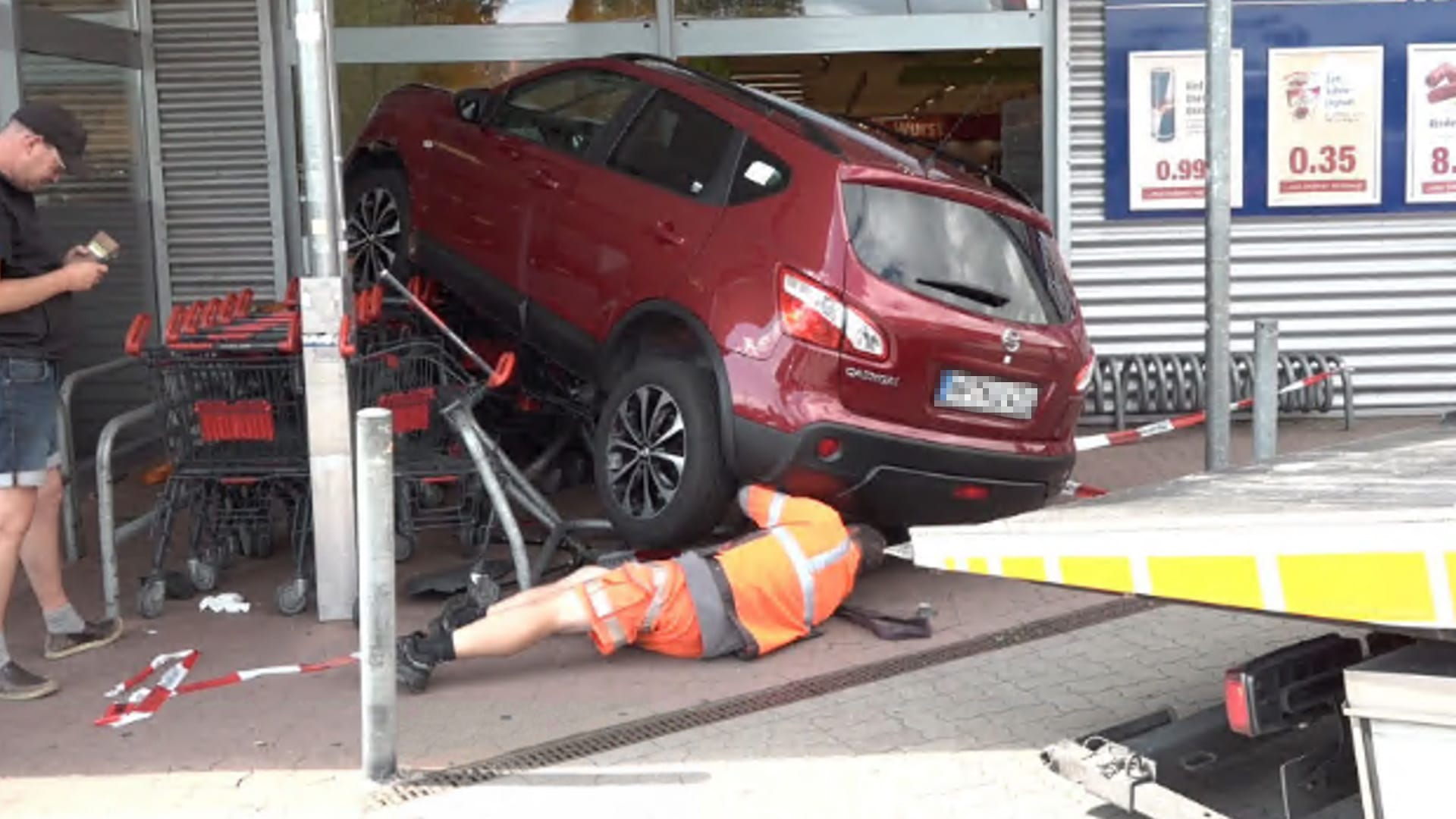 Ein Auto krachte in einen Supermarkt. Ein Auto krachte in einen Supermarkt.