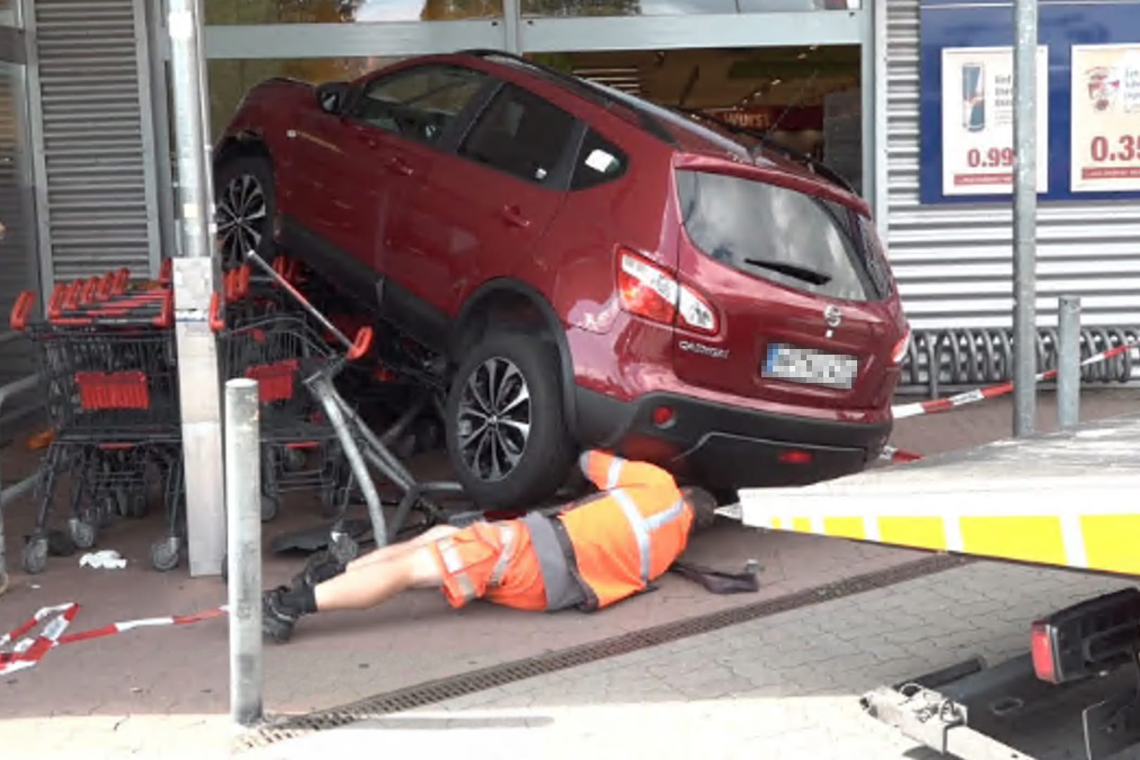 Ein Auto krachte in einen Supermarkt.