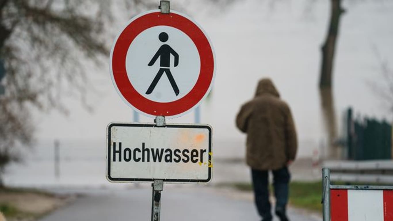 Ein Schild weist auf Gefahr hin: Versiegelte Böden und der Klimawandel sind zwei Gründe für den Trend. (Archivfoto)