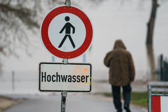 Ein Schild weist auf Gefahr hin: Versiegelte Böden und der Klimawandel sind zwei Gründe für den Trend. (Archivfoto)