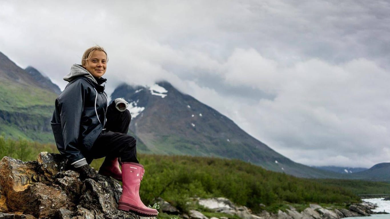 Klimaaktivistin Greta Thunberg sitzt auf einem Felsen in Schweden (Archivbild). Sie hat sich jetzt für die Vogue ablichten lassen.