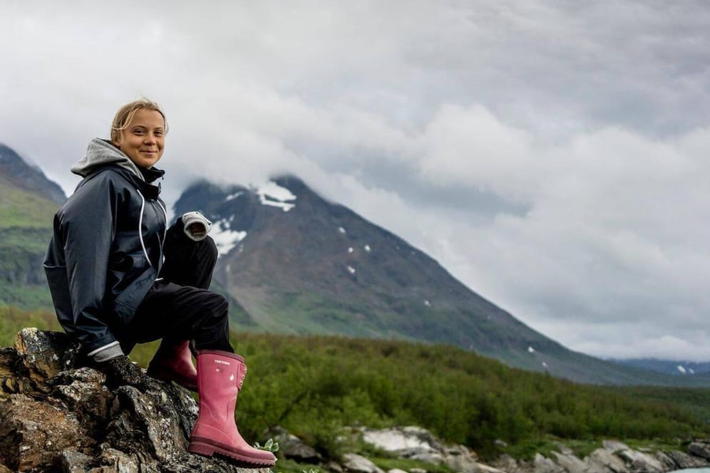 Klimaaktivistin Greta Thunberg sitzt auf einem Felsen in Schweden (Archivbild). Sie hat sich jetzt für die Vogue ablichten lassen.
