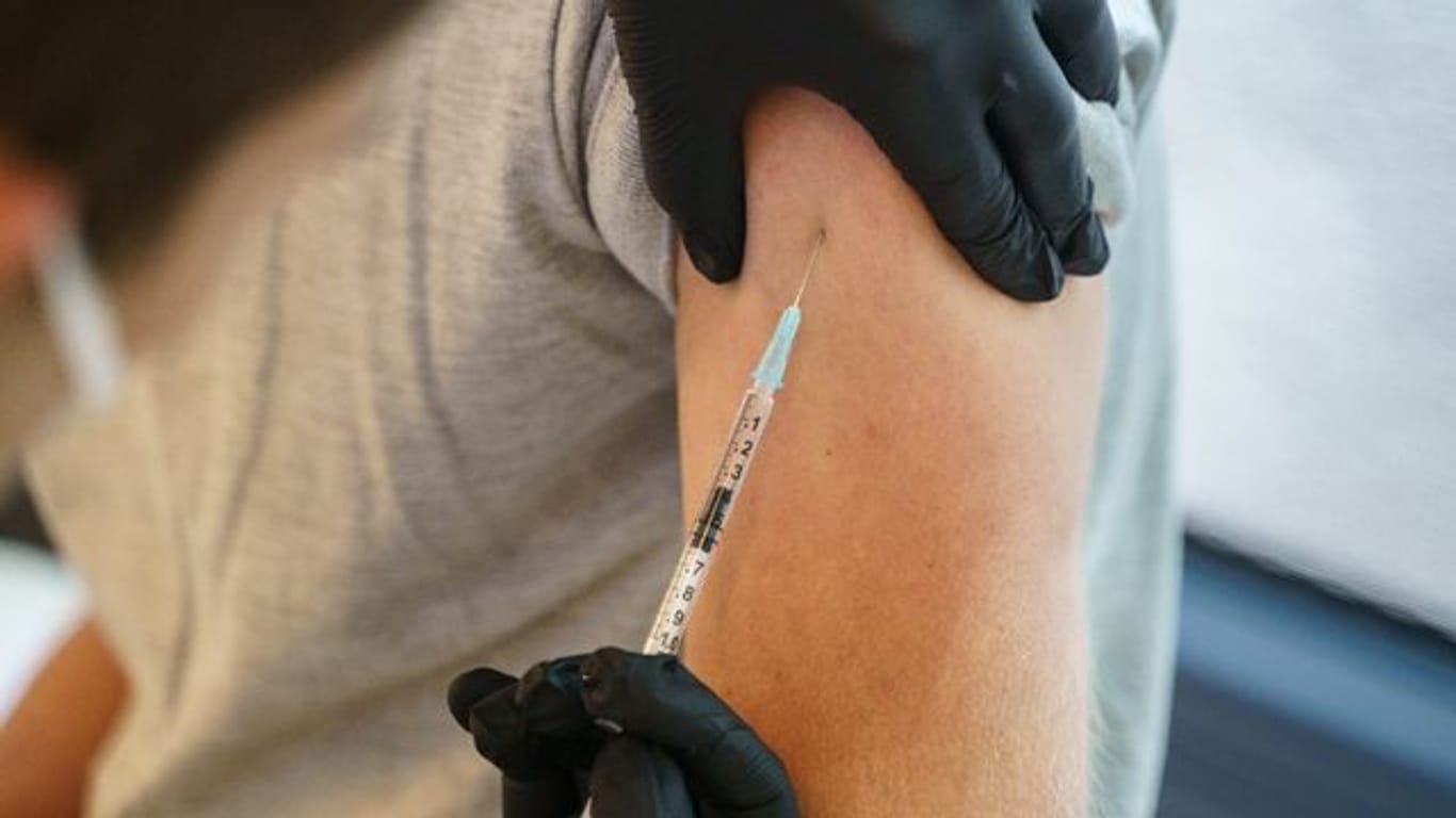 Impfstoff: Ein britischer Experte hält die Entstehung von Corona-Varianten, die sich der Wirkung der derzeit verfügbaren Impfstoffe entziehen, nur für eine Frage der Zeit.