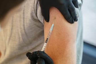 Impfstoff: Ein britischer Experte hält die Entstehung von Corona-Varianten, die sich der Wirkung der derzeit verfügbaren Impfstoffe entziehen, nur für eine Frage der Zeit.