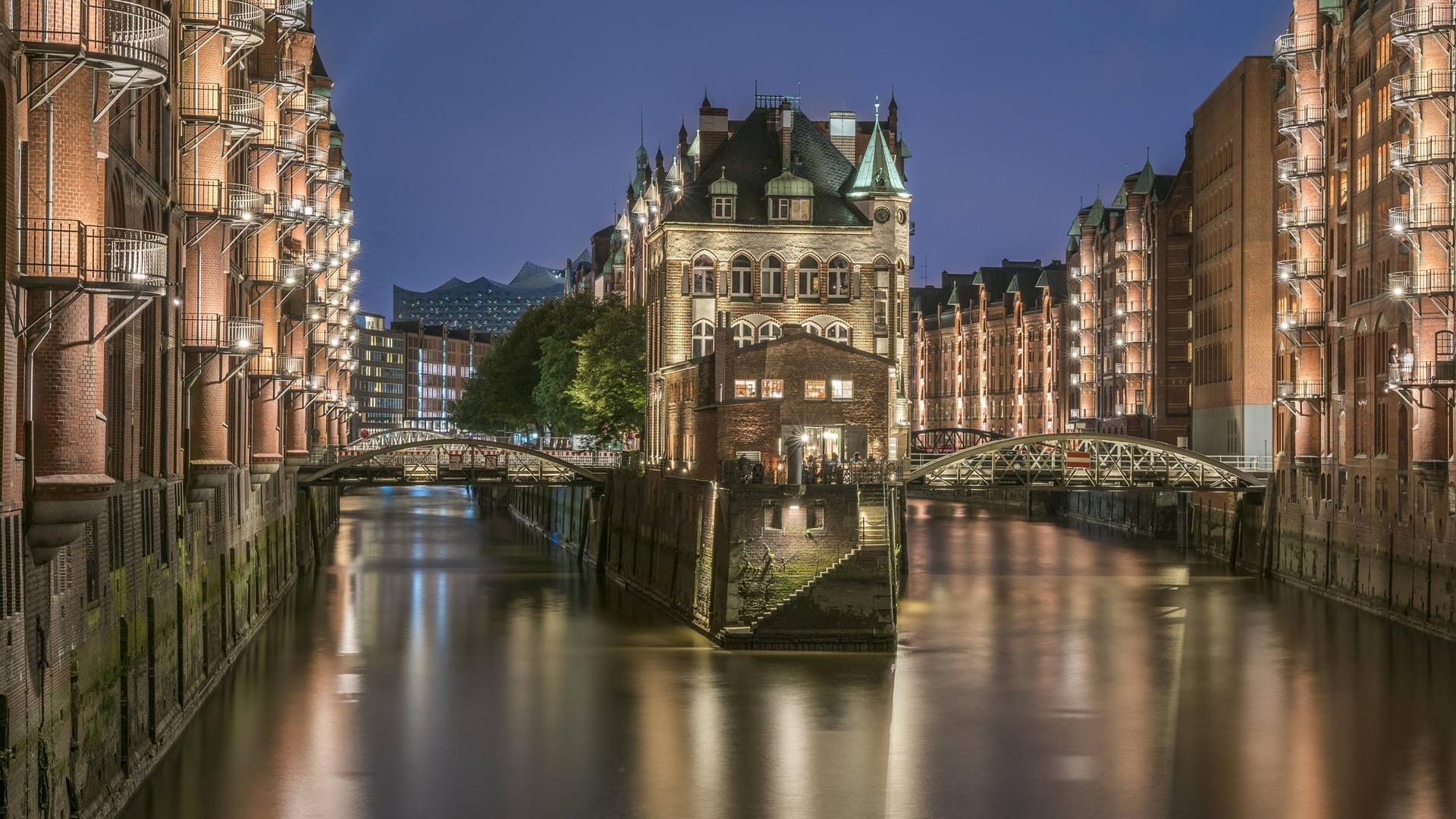 Blick auf das Wasserschloss in der Speicherstadt: Im Hintergrund sieht man die Elbphilharmonie. Blick auf das Wasserschloss in der Speicherstadt: Im Hintergrund sieht man die Elbphilharmonie.