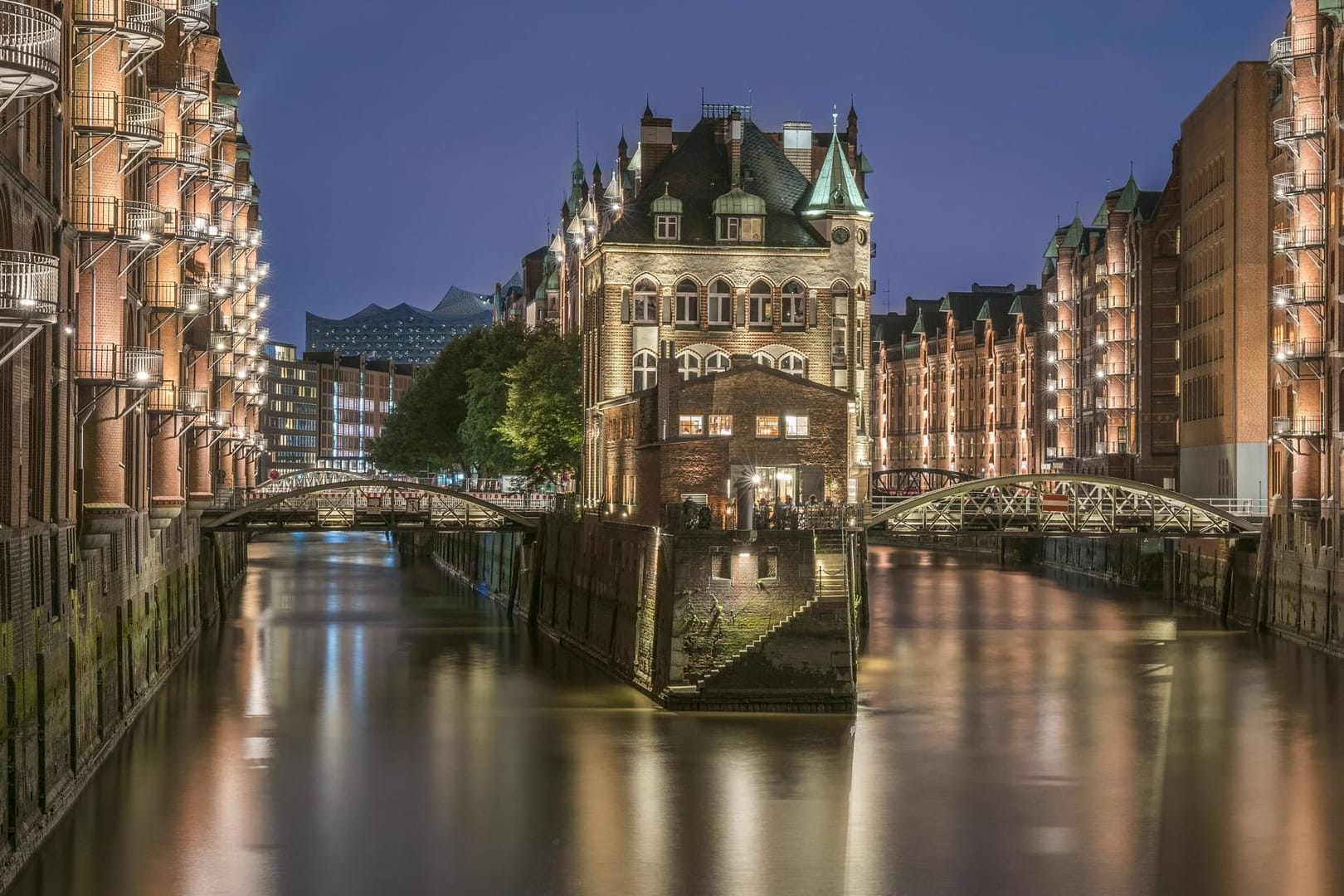 Blick auf das Wasserschloss in der Speicherstadt: Im Hintergrund sieht man die Elbphilharmonie.