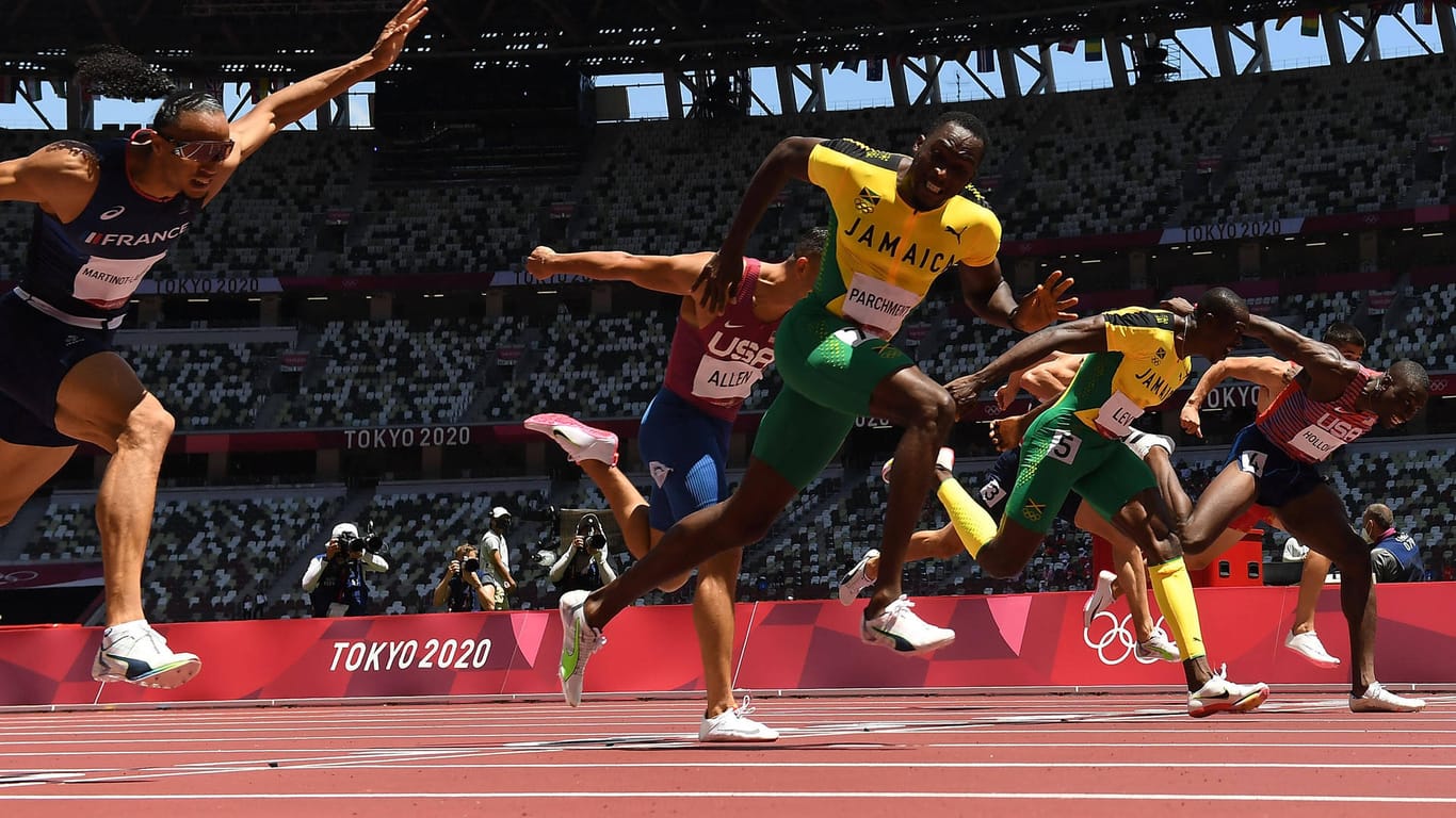 (210805) -- TOKYO, Aug. 5, 2021 -- Hansle Parchment (C) of Jamaica competes during the men s 110m hurdles final at Tokyo