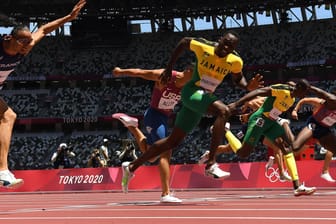 (210805) -- TOKYO, Aug. 5, 2021 -- Hansle Parchment (C) of Jamaica competes during the men s 110m hurdles final at Tokyo