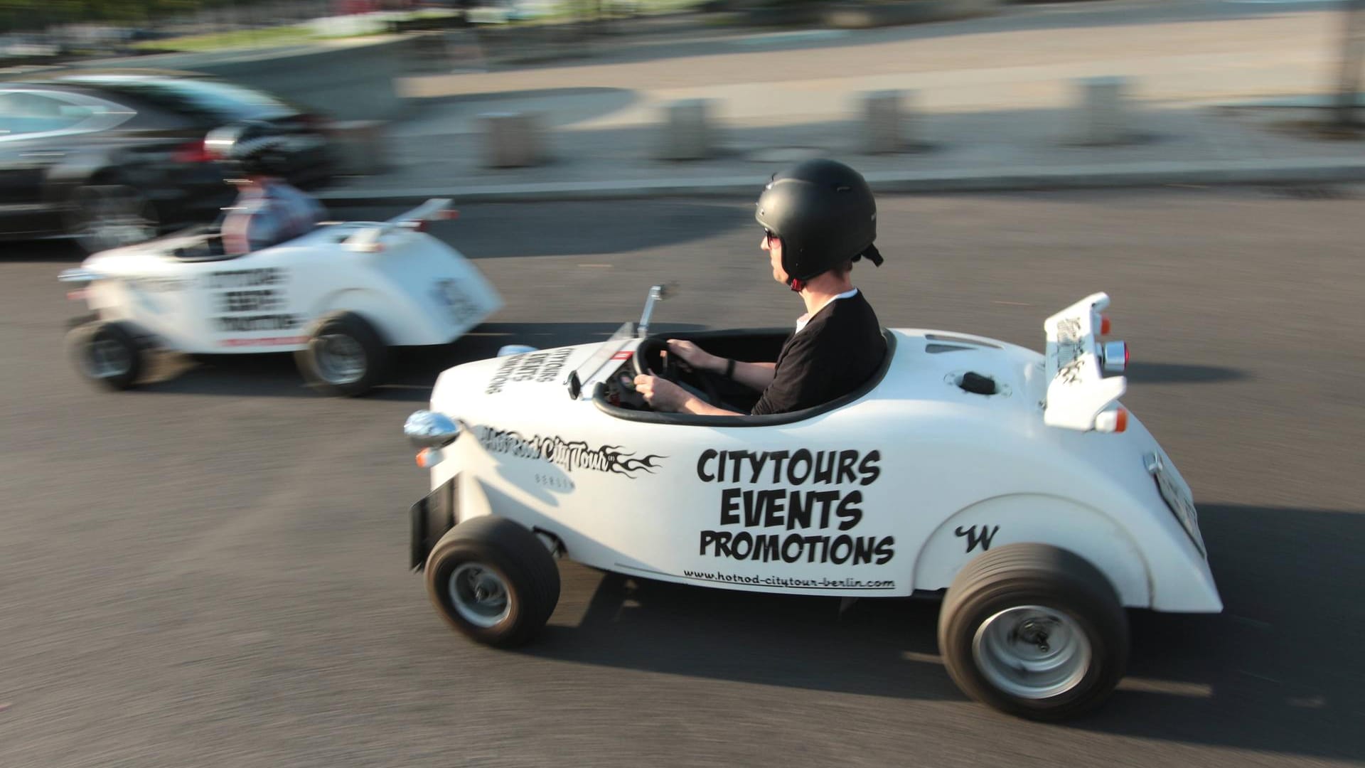 Ein Hot Rod fährt durch die Stadt (Symbolbild): In Berlin können Sie mit diesen kleinen Fahrzeugen durch die Stadt heizen.