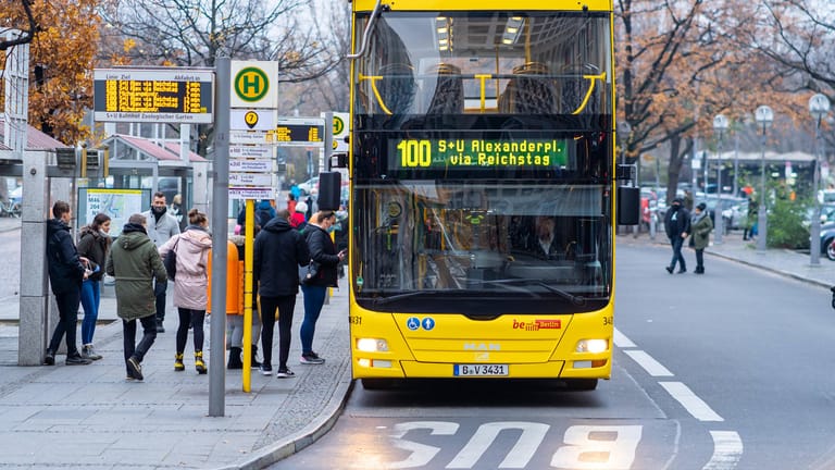 Ein Bus der Linie 100 in Berlin: Er fährt vorbei an den wichtigsten historischen Orten.