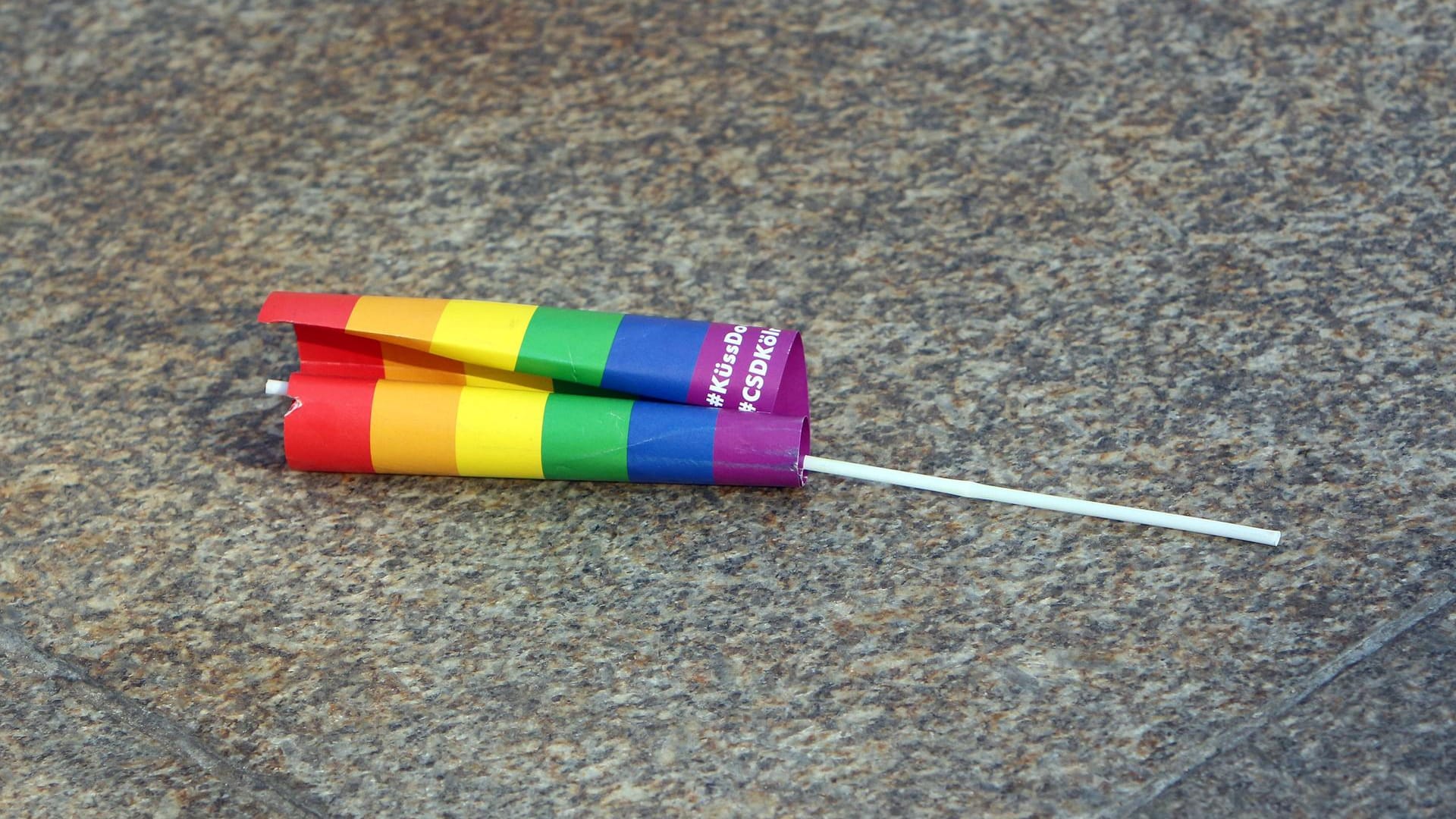 Eine Regenbogenflagge liegt verlassen auf dem Boden der Domplatte in Köln (Archivbild): Die Angriffe auf queere Menschen haben zugenommen.