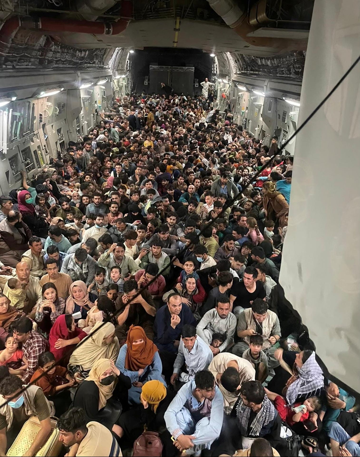 Hunderte Menschen in einem Flugzeug der US-Air Force: Die panischen Afghanen zogen sich über eine halboffene Rampe in die Maschine.