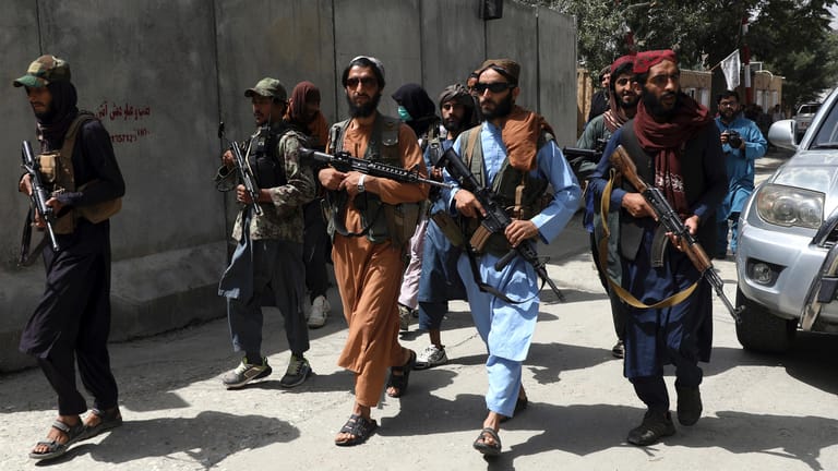 Kabul: Taliban-Kämpfer patrouillieren in den Straßen.