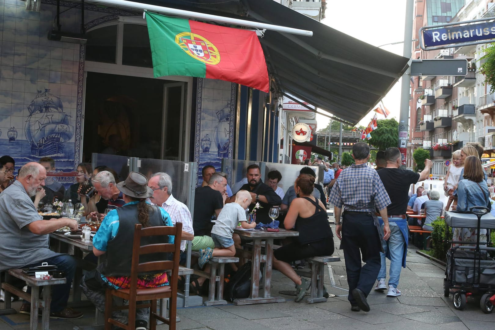 Tausende Menschen im Portugiesenviertel: In Hamburg soll eine neue Regelung eingeführt werden.