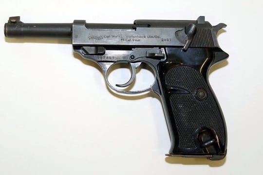 Eine Pistole Walther P1: 10.000 der Waffen lieferte die Bundeswehr an Sicherheitskräfte in Afghanistan. (Archivfoto)